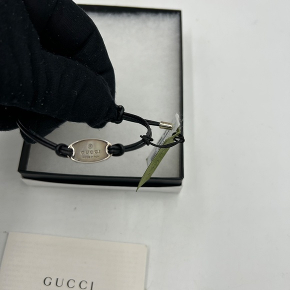 Gucci, black leather cord bracelet with sterling silver logo engraved plaque - Picture 5 of 11